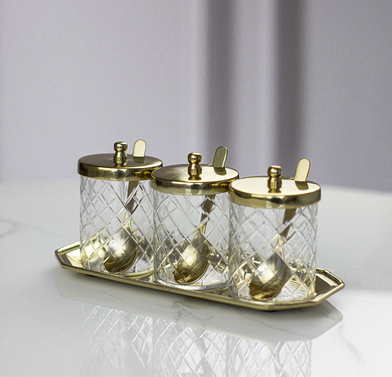 ZESTAW 3 CUKIERNIC na złotej tacy, pikowany wzór na szkle, złote łyżeczki