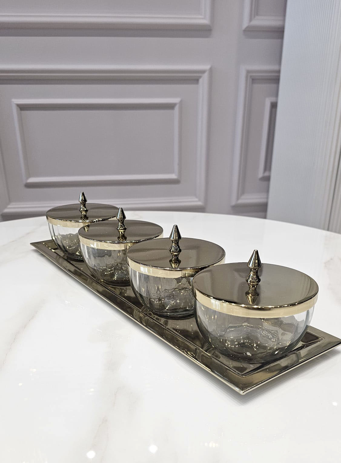 ZESTAW 4 POJEMNIKÓW szklanych ze złotą metalową pokrywką i tacą, glamour, ekskluzywny