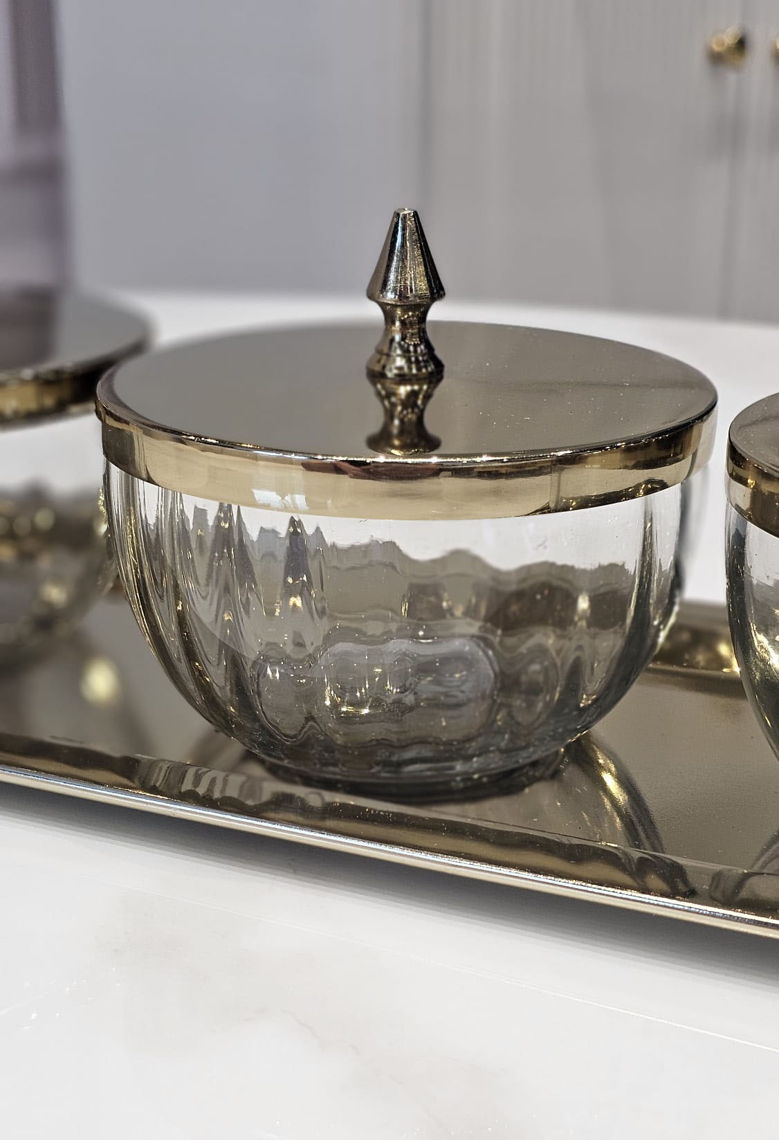 ZESTAW 4 POJEMNIKÓW szklanych ze złotą metalową pokrywką i tacą, glamour, premium