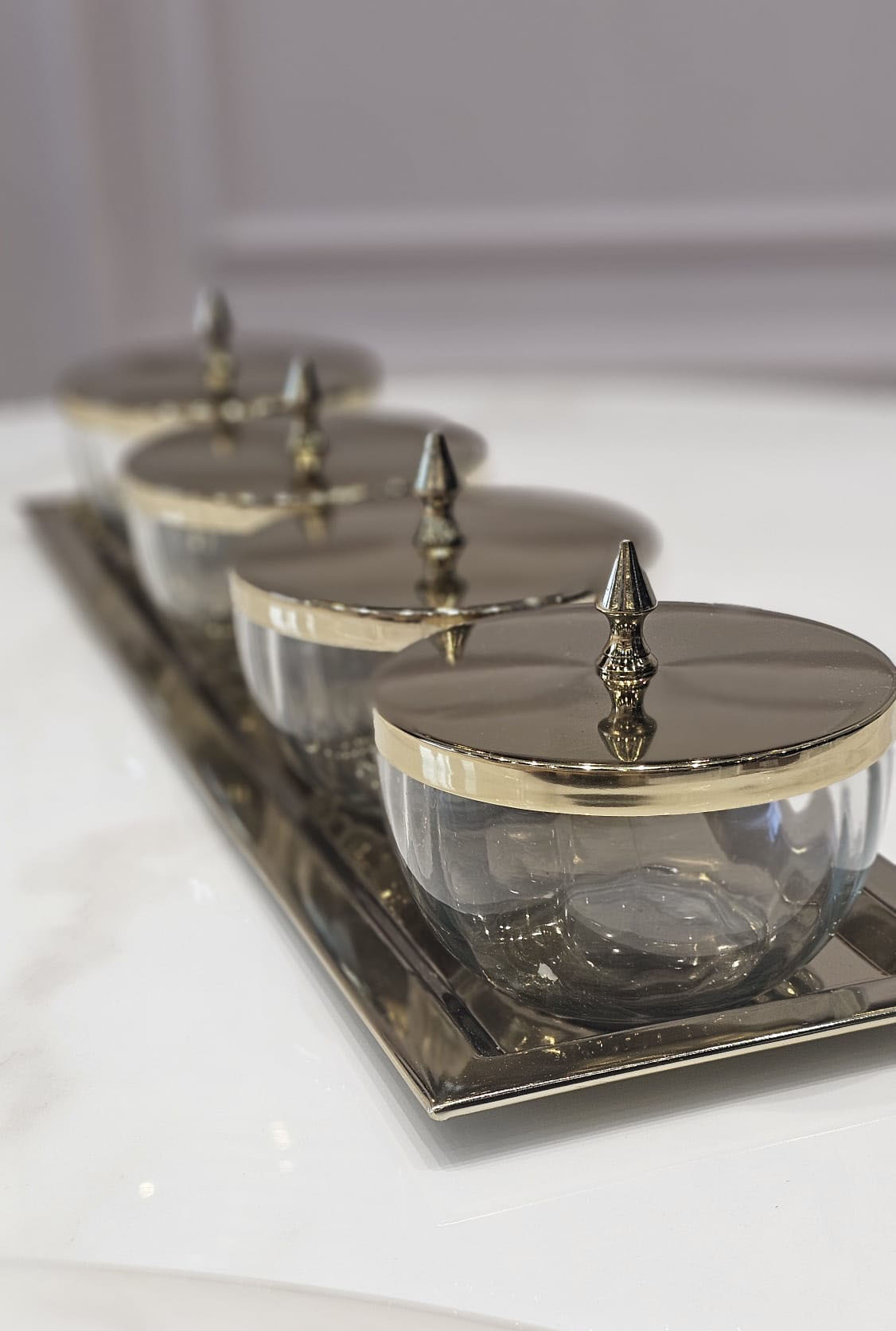 ZESTAW 4 POJEMNIKÓW szklanych ze złotą metalową pokrywką i tacą, glamour, wyjątkowy