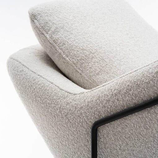 FOTEL WYPOCZYNKOWY na czarnym stelażu, biały elegancki materiał, nowoczesny styl, do salonu
