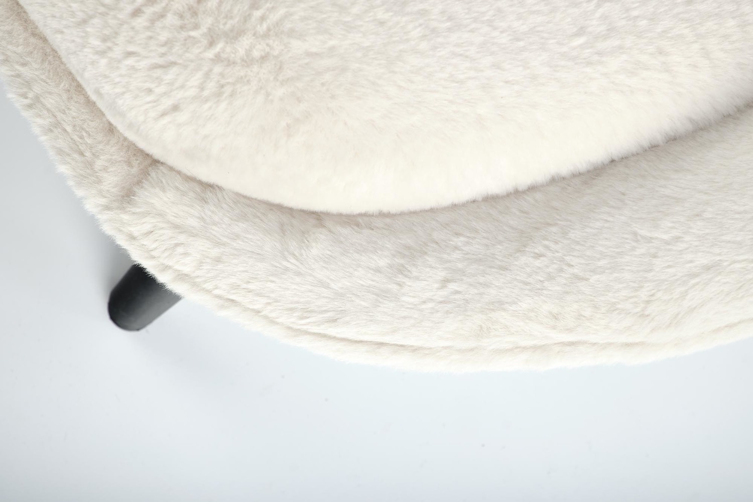 FOTEL wypoczynkowy na czarnych nogach, pluszowa miła w dotyku tkanina, nowoczesny design, kremowy, do sypialni FOTEL wypoczynkowy na czarnych nogach, pluszowa miła w dotyku tkanina, nowoczesny design, kremowy, do sypialni