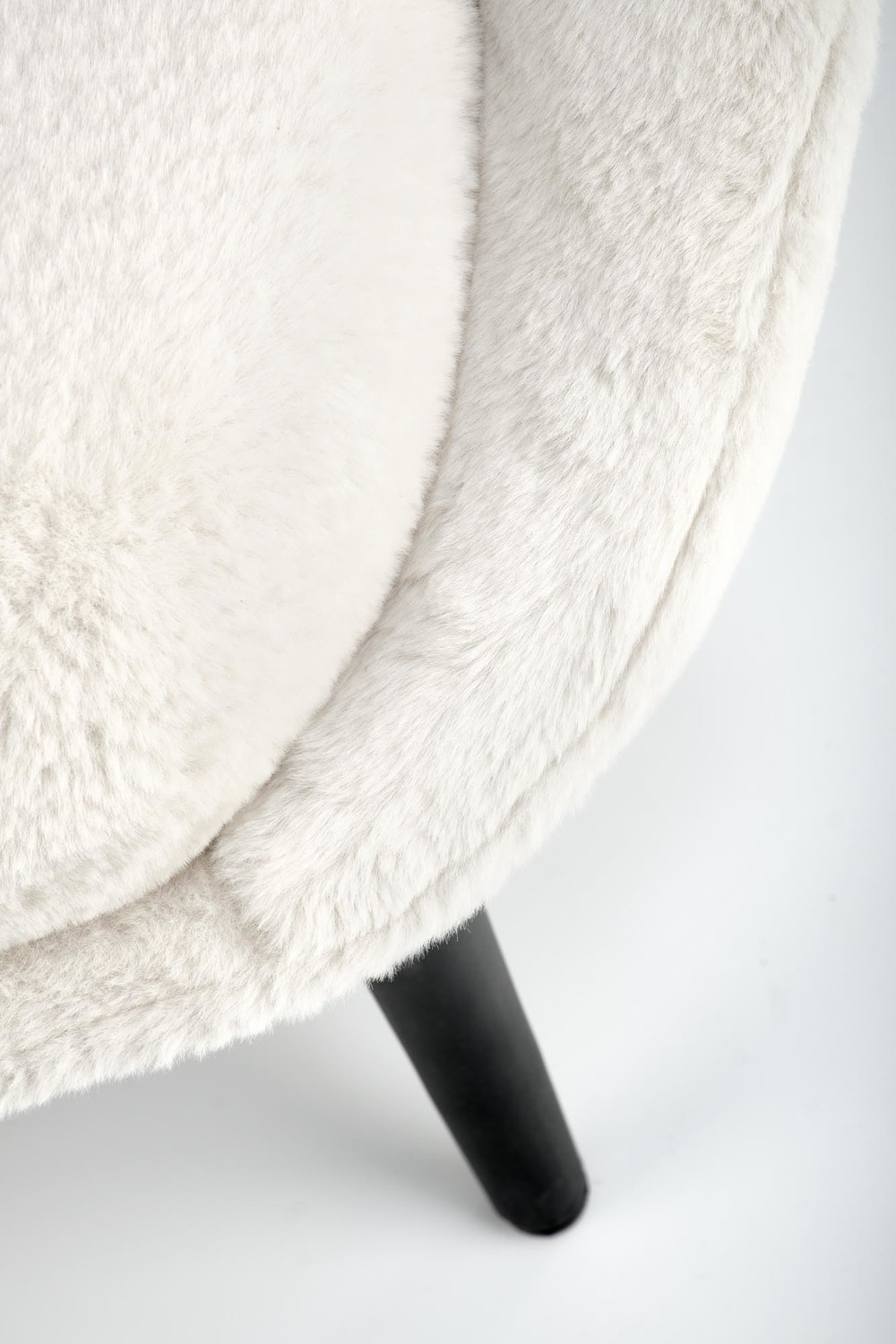 FOTEL wypoczynkowy na czarnych nogach, pluszowa miła w dotyku tkanina, nowoczesny design, kremowy, premium FOTEL wypoczynkowy na czarnych nogach, pluszowa miła w dotyku tkanina, nowoczesny design, kremowy, premium