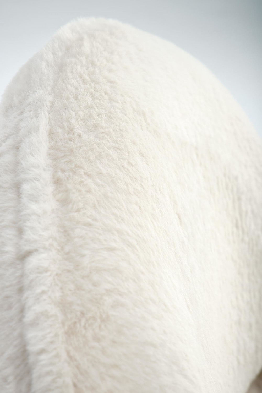 FOTEL wypoczynkowy na czarnych nogach, pluszowa miła w dotyku tkanina, nowoczesny design, kremowy, wyrafinowany FOTEL wypoczynkowy na czarnych nogach, pluszowa miła w dotyku tkanina, nowoczesny design, kremowy, wyrafinowany