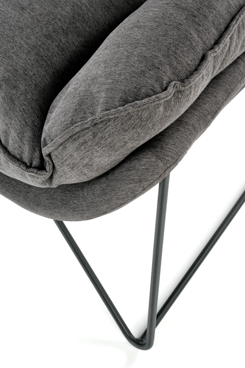 FOTEL wypoczynkowy na czarnym stelażu, ciemno popielata tapicerka, wygodne, miękkie siedzisko, do sypialni FOTEL wypoczynkowy na czarnym stelażu, ciemno popielata tapicerka, wygodne, miękkie siedzisko, do sypialni