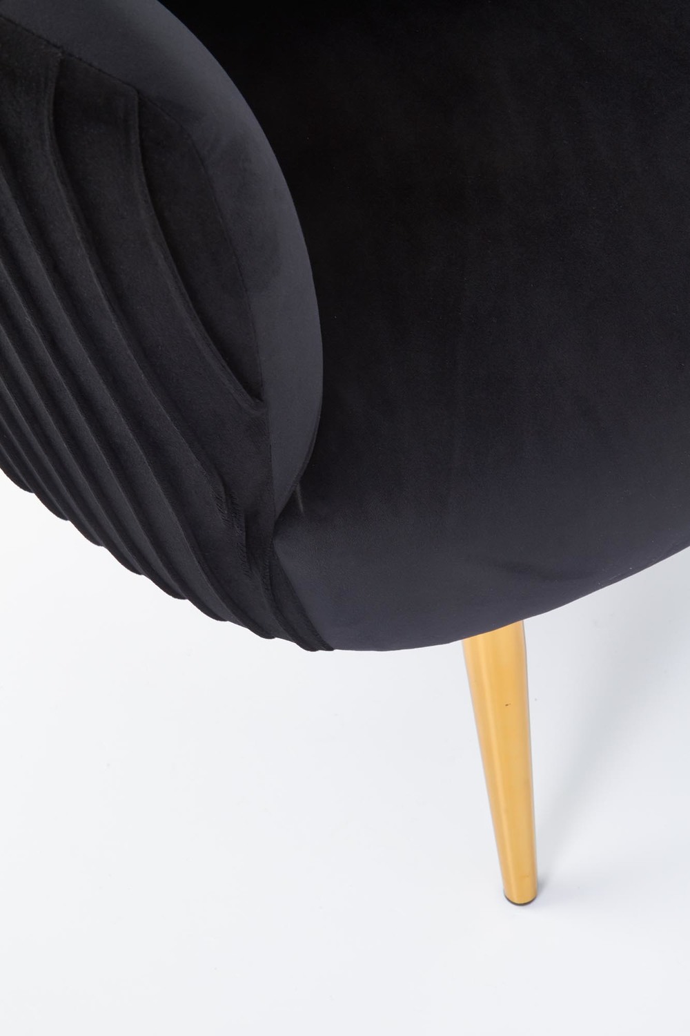 FOTEL wypoczynkowy na złotych nogach, czarna przeszywana tapicerka, styl glamour, do salonu FOTEL wypoczynkowy na złotych nogach, czarna przeszywana tapicerka, styl glamour, do salonu