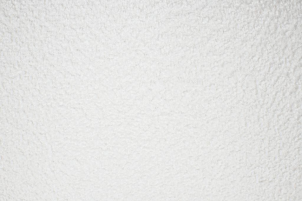 FOTEL z pluszową białą tkaniną, na złotej podstawie, designerski kształt, do sypialni