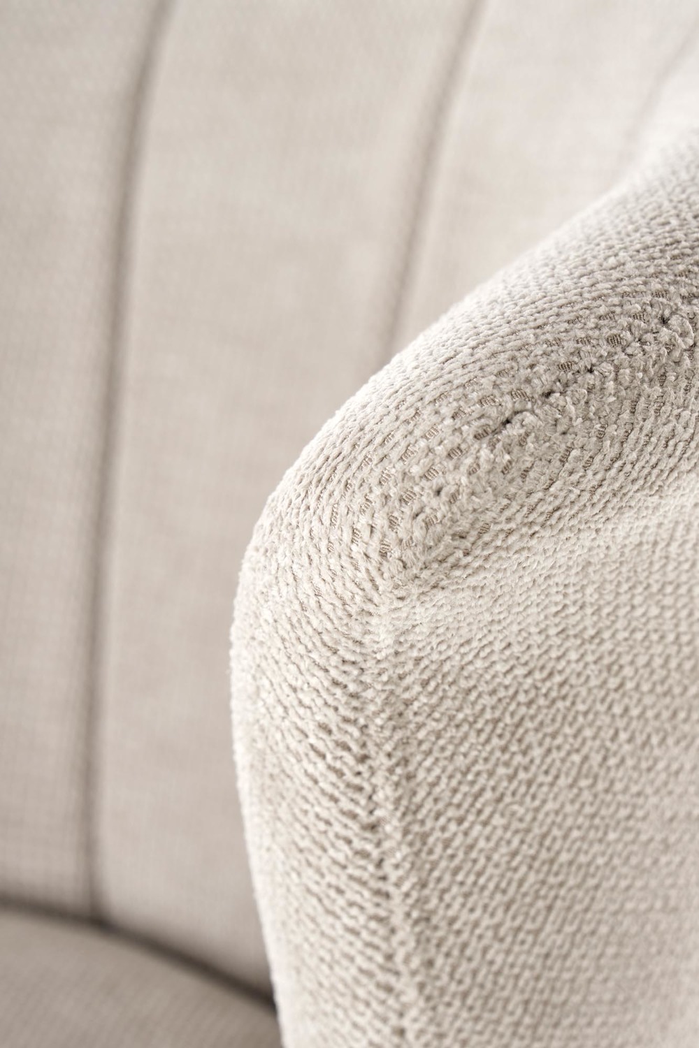 HOKER na czarnej, obrotowej podstawie, regulowana wysokość, piękna tapicerka z przeszyciami, beżowy do salonu HOKER na czarnej, obrotowej podstawie, regulowana wysokość, piękna tapicerka z przeszyciami, beżowy do salonu