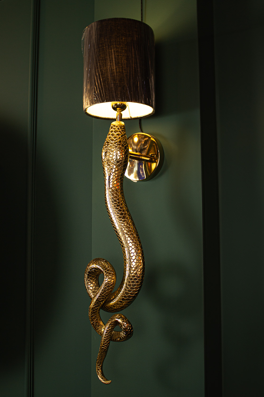 KINKIET z czarnym abażurem i złotą podstawą w kształcie węża, styl glamour KINKIET z czarnym abażurem i złotą podstawą w kształcie węża, styl glamour