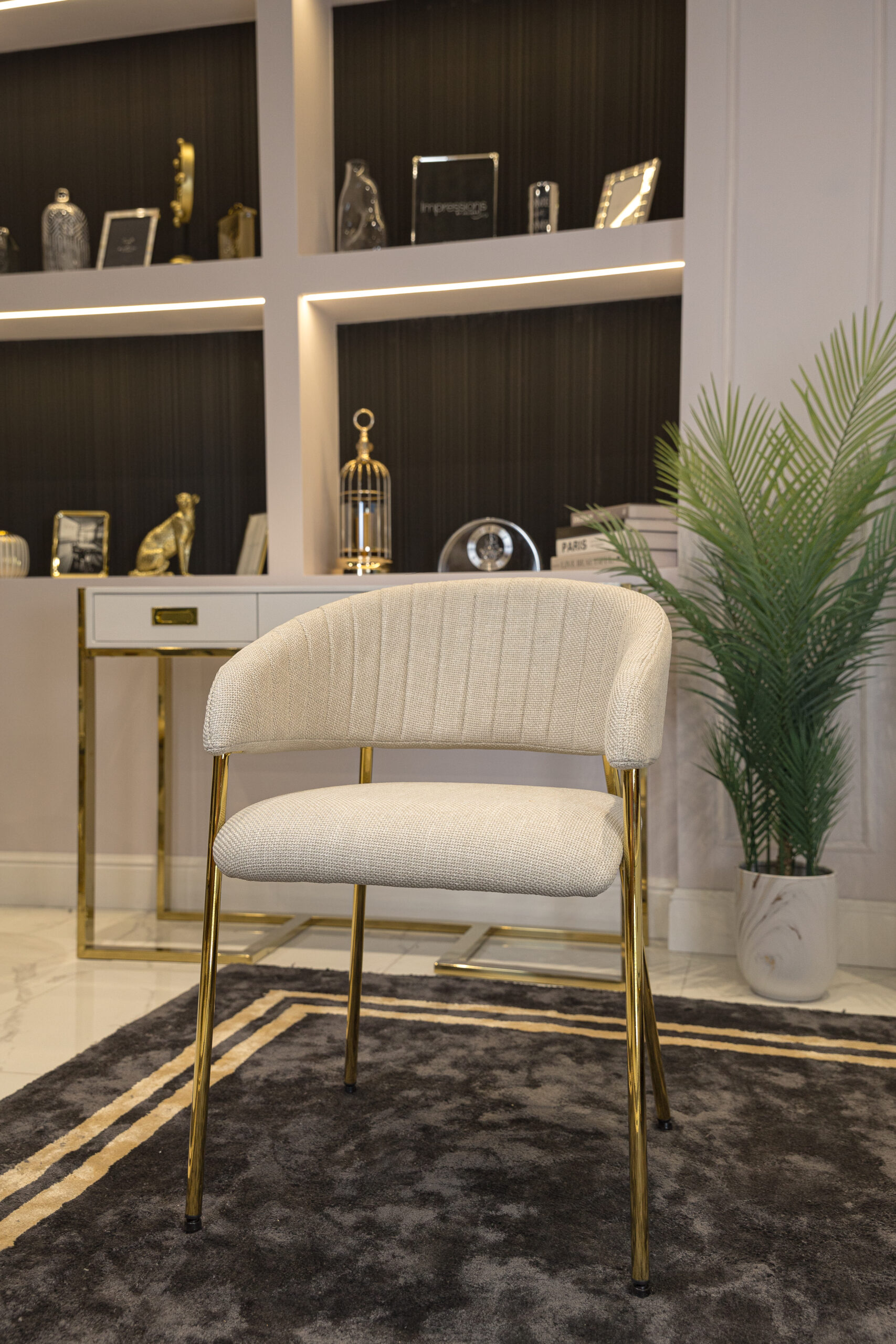 KRZESŁO w stylu glamour, beżowa tapicerka, złote nogi, z podłokietnikami KRZESŁO w stylu glamour, beżowa tapicerka, złote nogi, z podłokietnikami