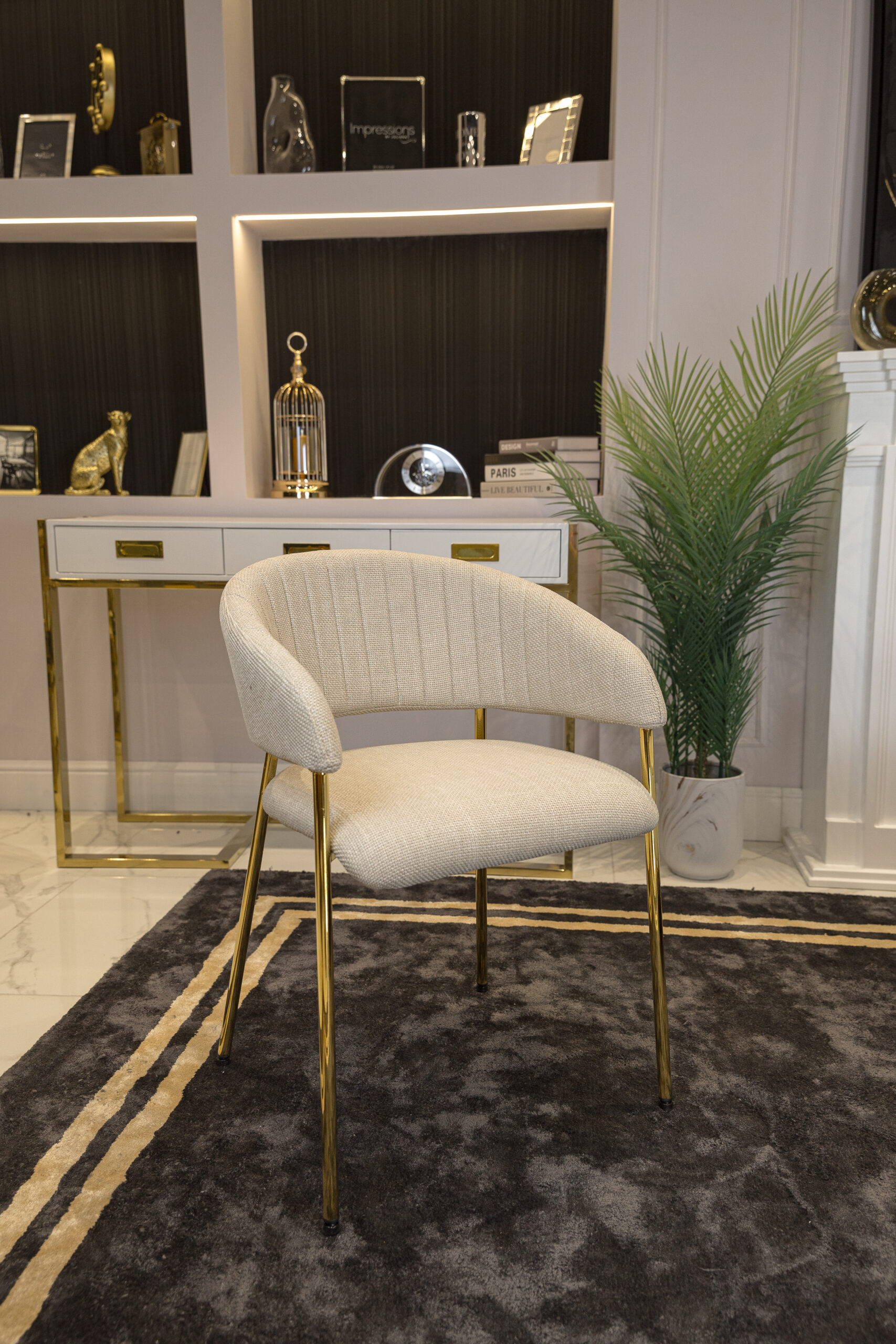 KRZESŁO w stylu glamour, beżowa tapicerka, złote nogi, z podłokietnikami, piękne KRZESŁO w stylu glamour, beżowa tapicerka, złote nogi, z podłokietnikami, piękne