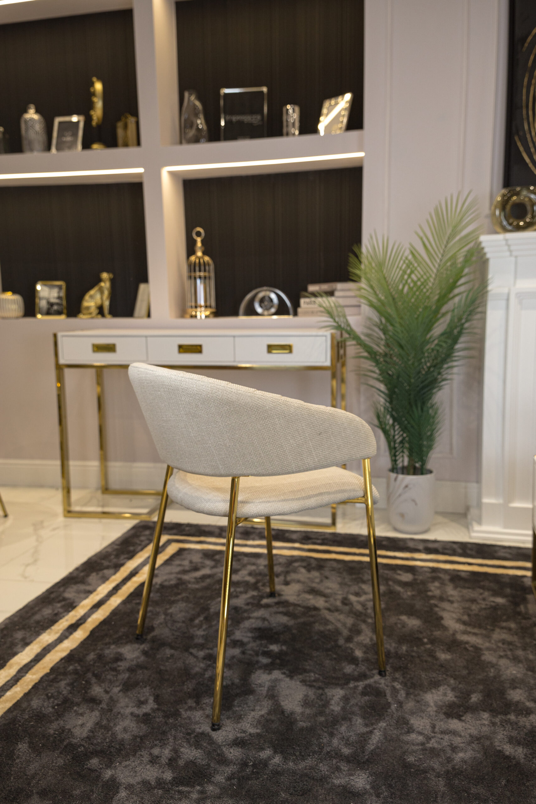 KRZESŁO w stylu glamour, beżowa tapicerka, złote nogi, z podłokietnikami, wyjątkowe KRZESŁO w stylu glamour, beżowa tapicerka, złote nogi, z podłokietnikami, wyjątkowe