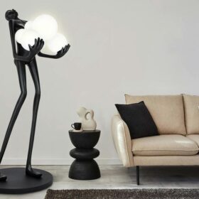 LAMPA PODŁOGOWA czarna w kształcie człowieka, sześć białych kloszy, nowoczesna, premium
