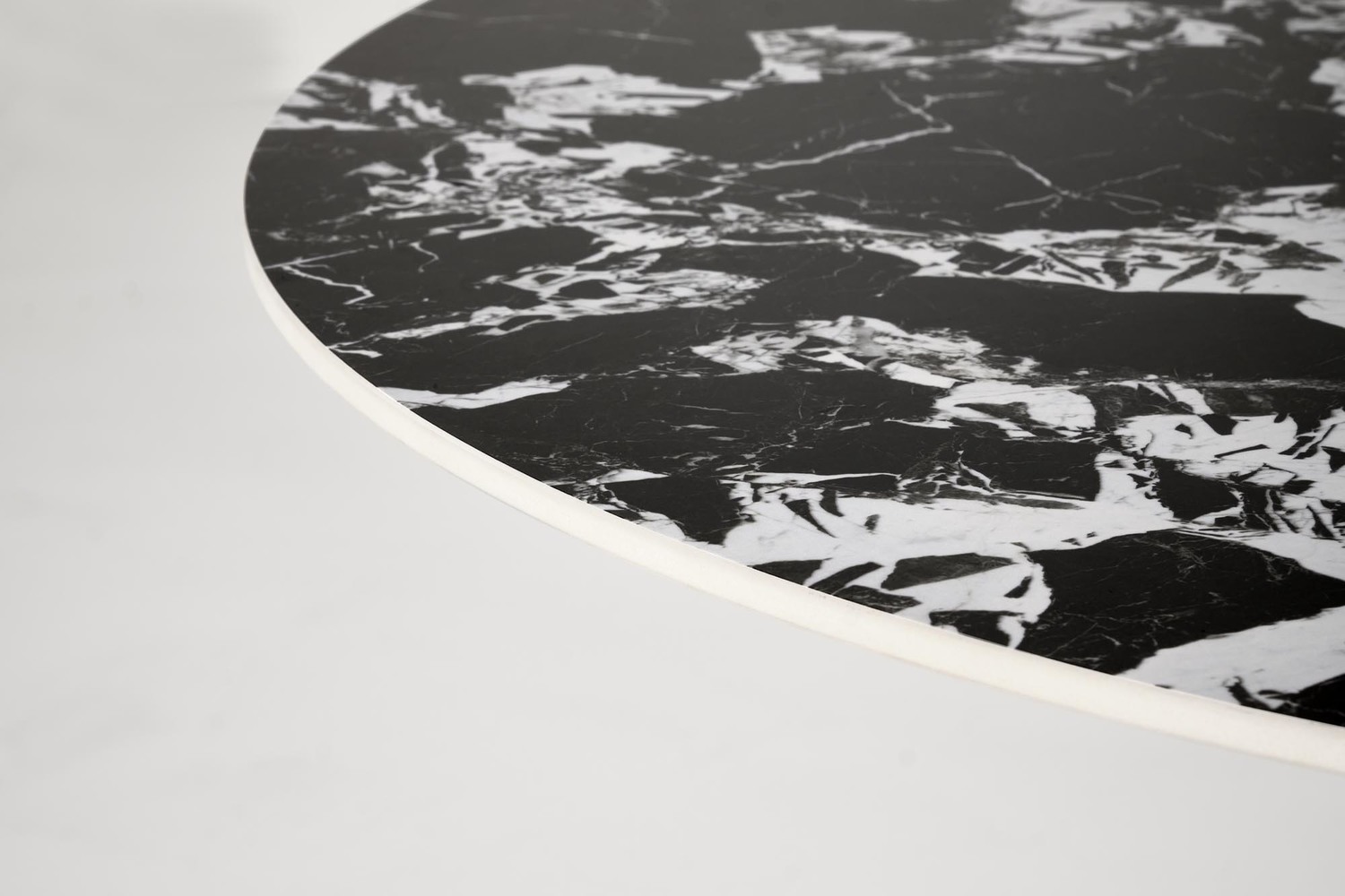 STÓŁ JADALNIANY okrągły, czarna kielichowa noga, blat ze spieku, klasyczny styl-1 STÓŁ JADALNIANY okrągły, czarna kielichowa noga, blat ze spieku, klasyczny styl-1