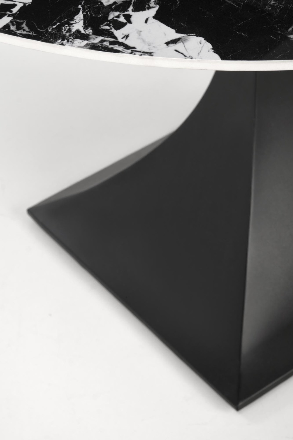 STÓŁ JADALNIANY okrągły, czarna kielichowa noga, blat ze spieku, klasyczny styl, najwyższa jakość STÓŁ JADALNIANY okrągły, czarna kielichowa noga, blat ze spieku, klasyczny styl, najwyższa jakość