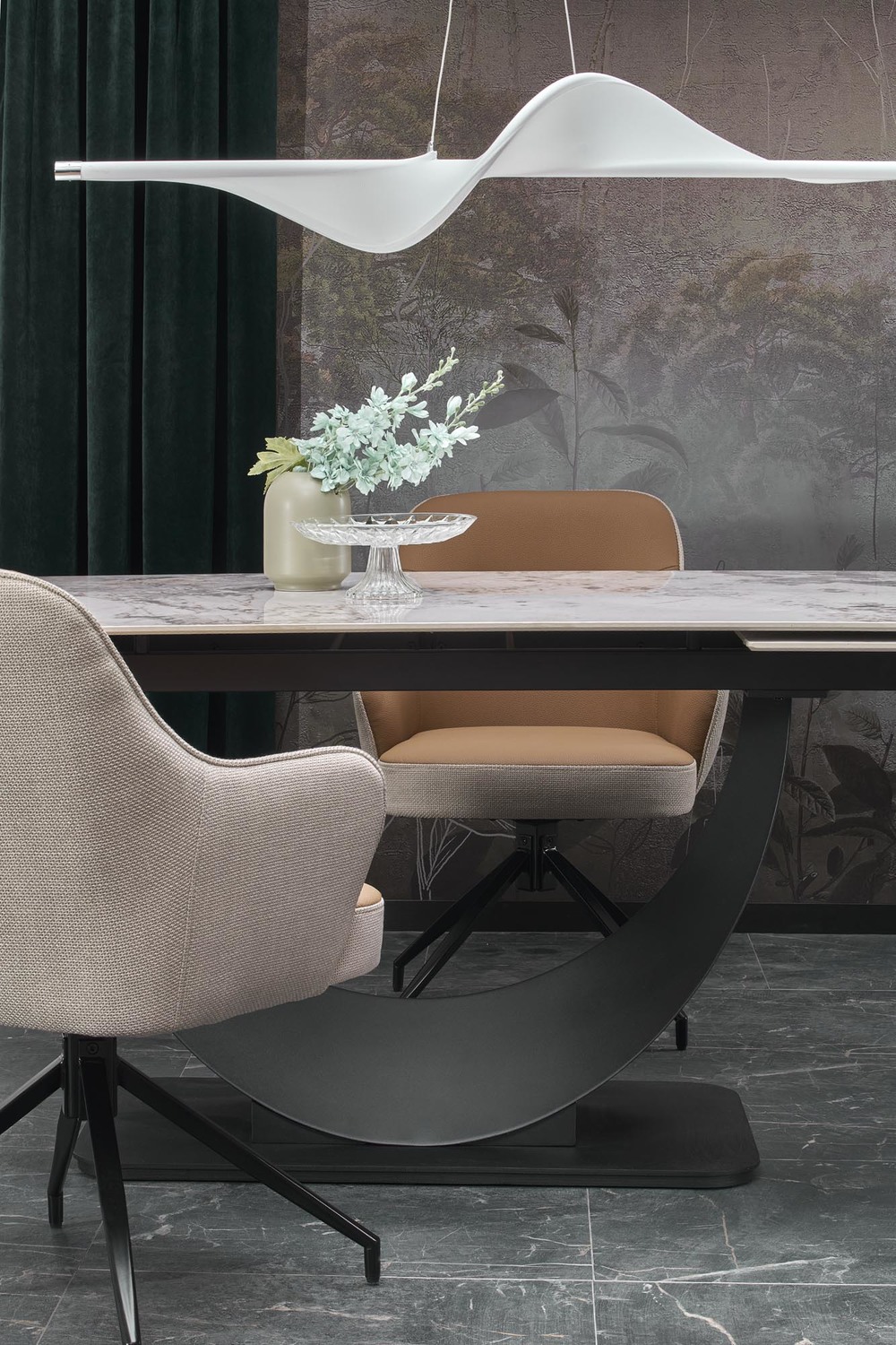 STÓŁ JADALNIANY prostokątny, czarna metalowa podstawa, biały blat ze spieku, rozkładany, do salonu STÓŁ JADALNIANY prostokątny, czarna metalowa podstawa, biały blat ze spieku, rozkładany, do salonu