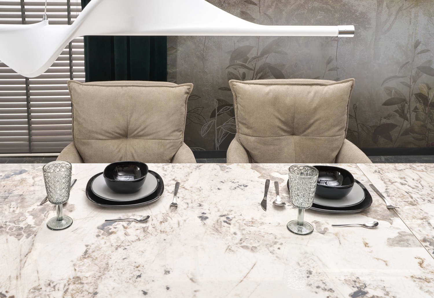 STÓŁ JADALNIANY prostokątny, czarna metalowa podstawa, biały blat ze spieku, rozkładany, ekskluzywny STÓŁ JADALNIANY prostokątny, czarna metalowa podstawa, biały blat ze spieku, rozkładany, ekskluzywny