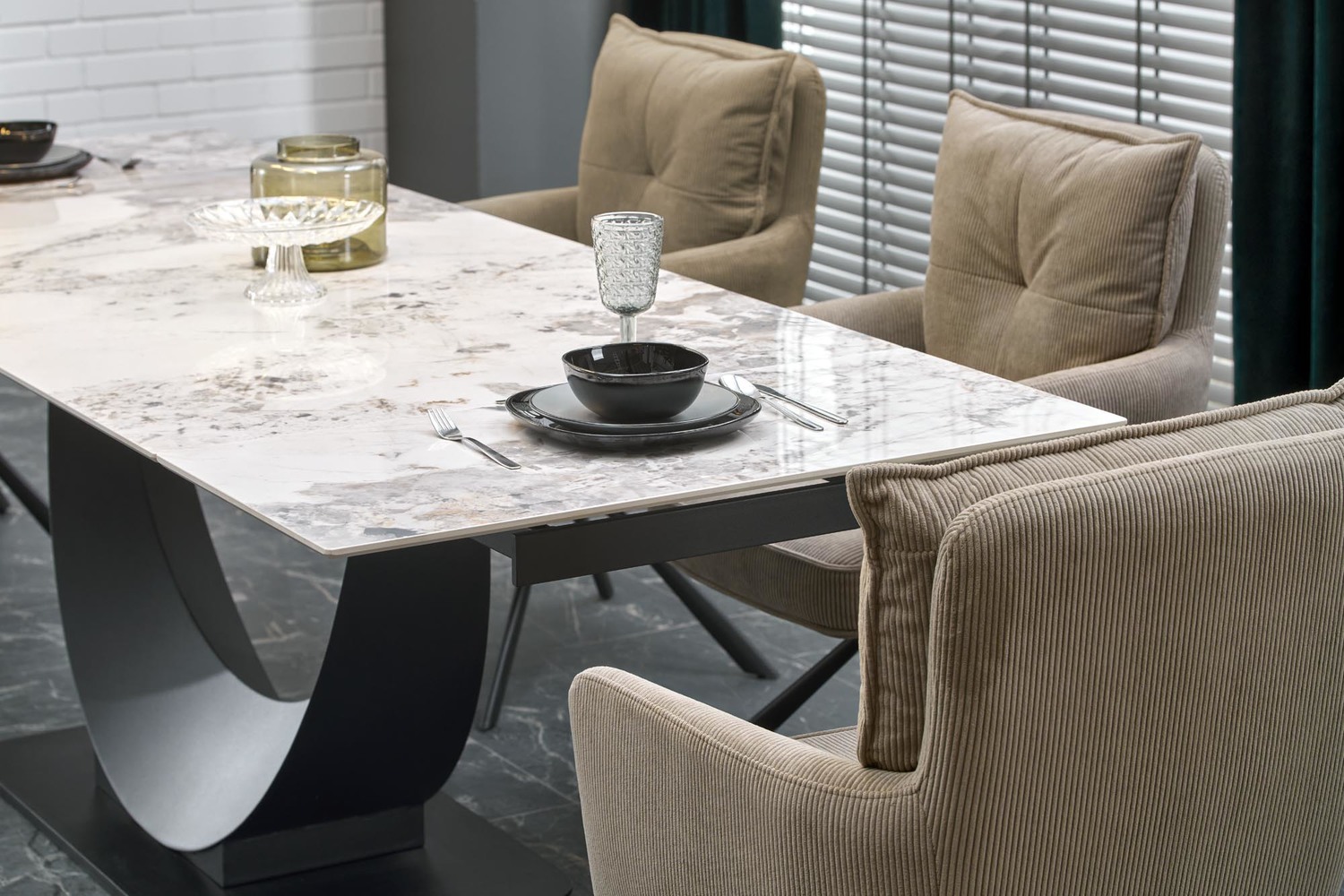 STÓŁ JADALNIANY prostokątny, czarna metalowa podstawa, biały blat ze spieku, rozkładany, wyrafinowany STÓŁ JADALNIANY prostokątny, czarna metalowa podstawa, biały blat ze spieku, rozkładany, wyrafinowany