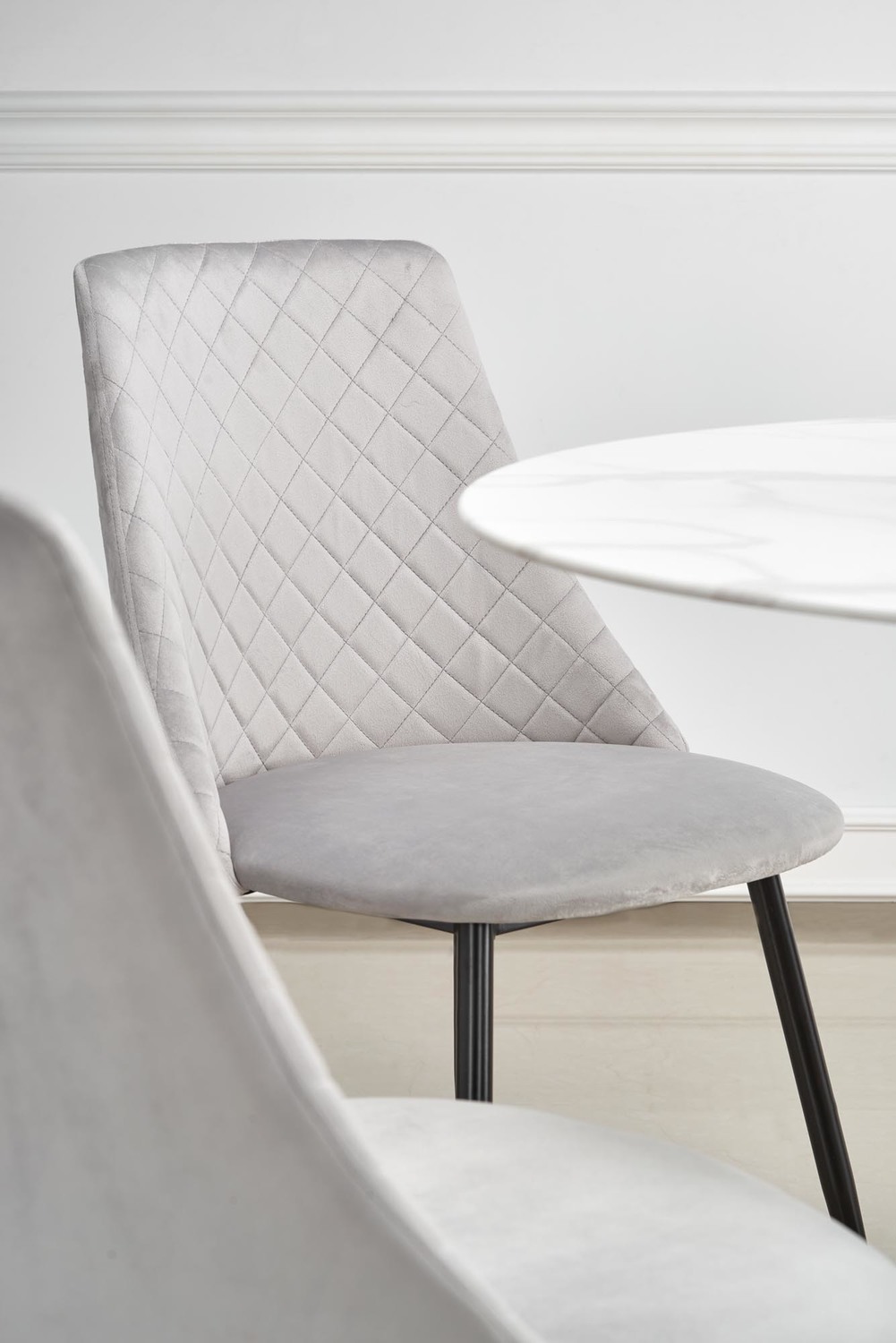 STÓŁ okrągły na czarnej nodze, biały marmurowy blat, nowoczesny wygląd, wyrafinowany STÓŁ okrągły na czarnej nodze, biały marmurowy blat, nowoczesny wygląd, wyrafinowany