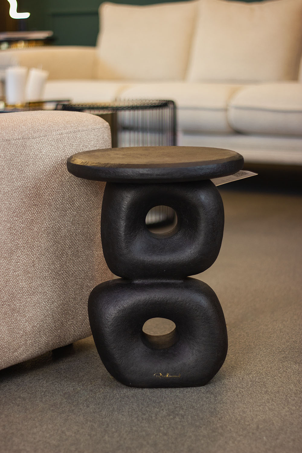 STOLIK POMOCNICZY czarny z żywicy, designerski kształt, nowoczesny styl STOLIK POMOCNICZY czarny z żywicy, designerski kształt, nowoczesny styl