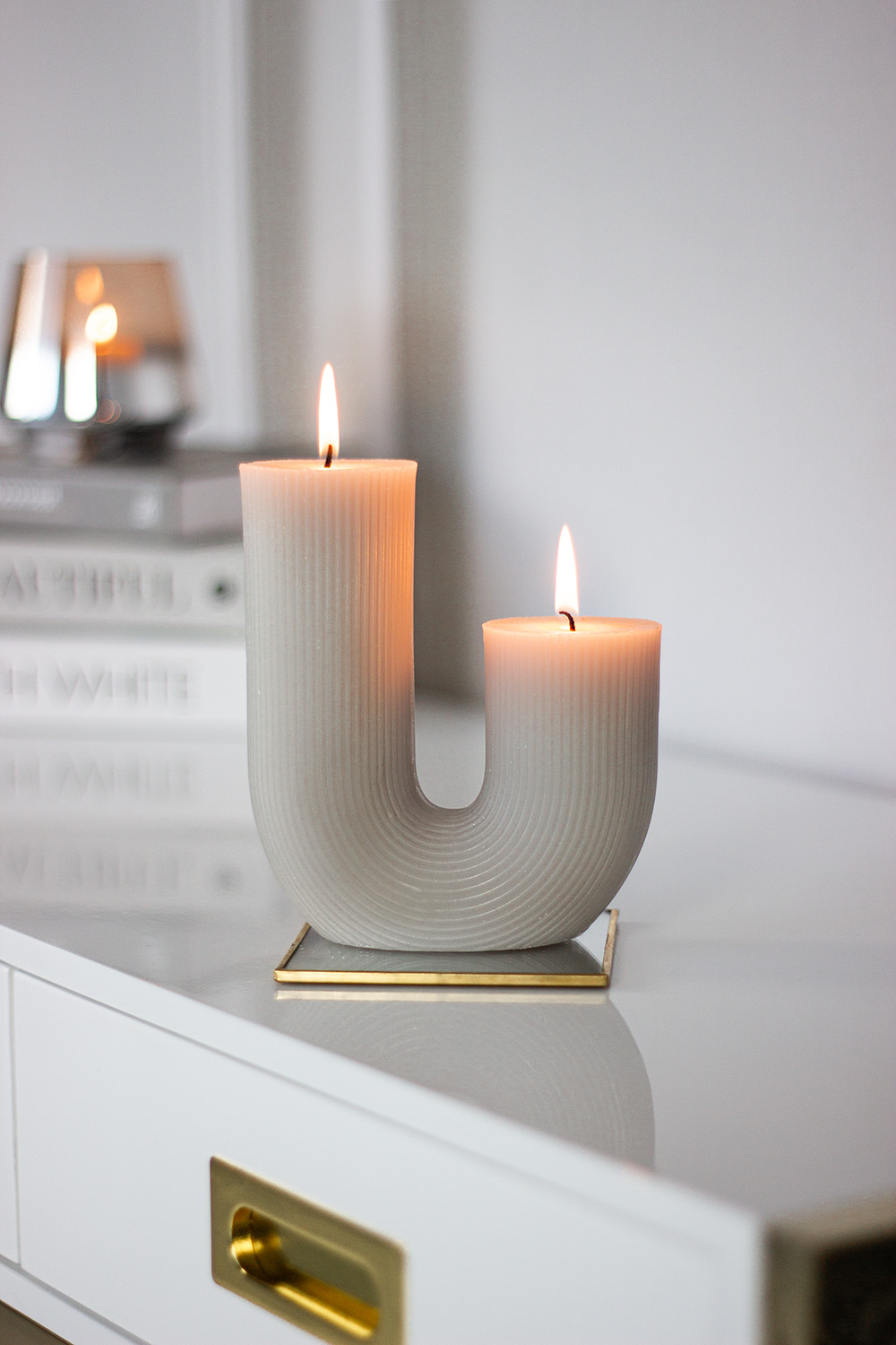 ŚWIECA WOLNOSTOJĄCA kształt litery U, biała, prążkowana faktura, minimalistyczna ŚWIECA WOLNOSTOJĄCA kształt litery U, biała, prążkowana faktura, minimalistyczna