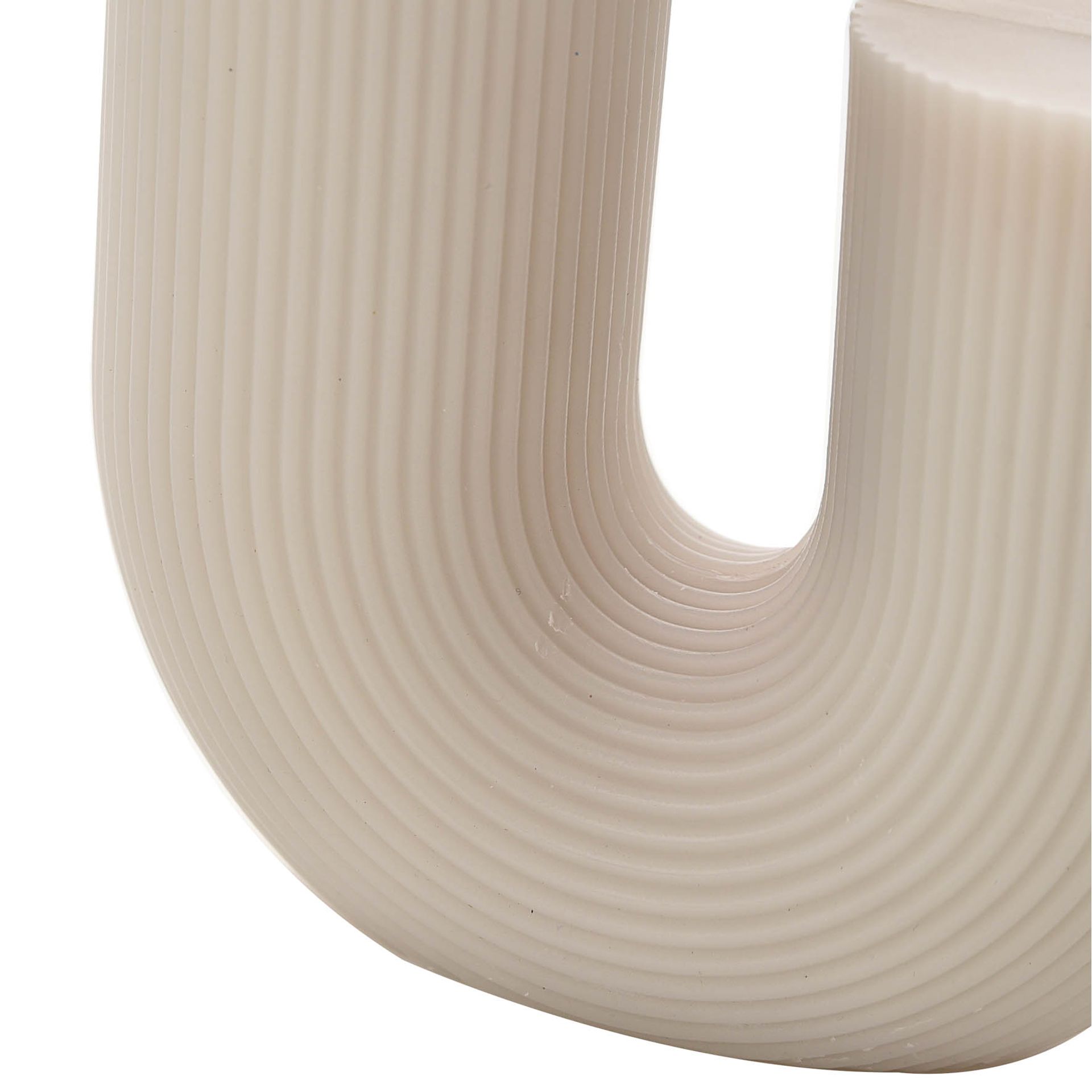 ŚWIECA WOLNOSTOJĄCA kształt litery U, biała, prążkowana faktura, minimalistyczna, dekoracyjna ŚWIECA WOLNOSTOJĄCA kształt litery U, biała, prążkowana faktura, minimalistyczna, dekoracyjna