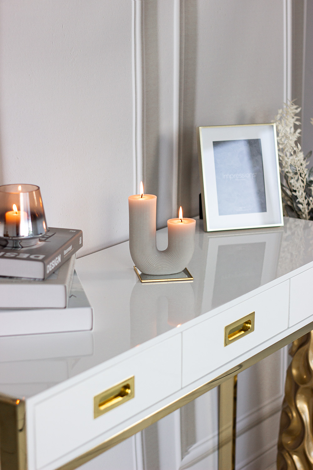 ŚWIECA WOLNOSTOJĄCA kształt litery U, biała, prążkowana faktura, minimalistyczna, ekskluzywna ŚWIECA WOLNOSTOJĄCA kształt litery U, biała, prążkowana faktura, minimalistyczna, ekskluzywna