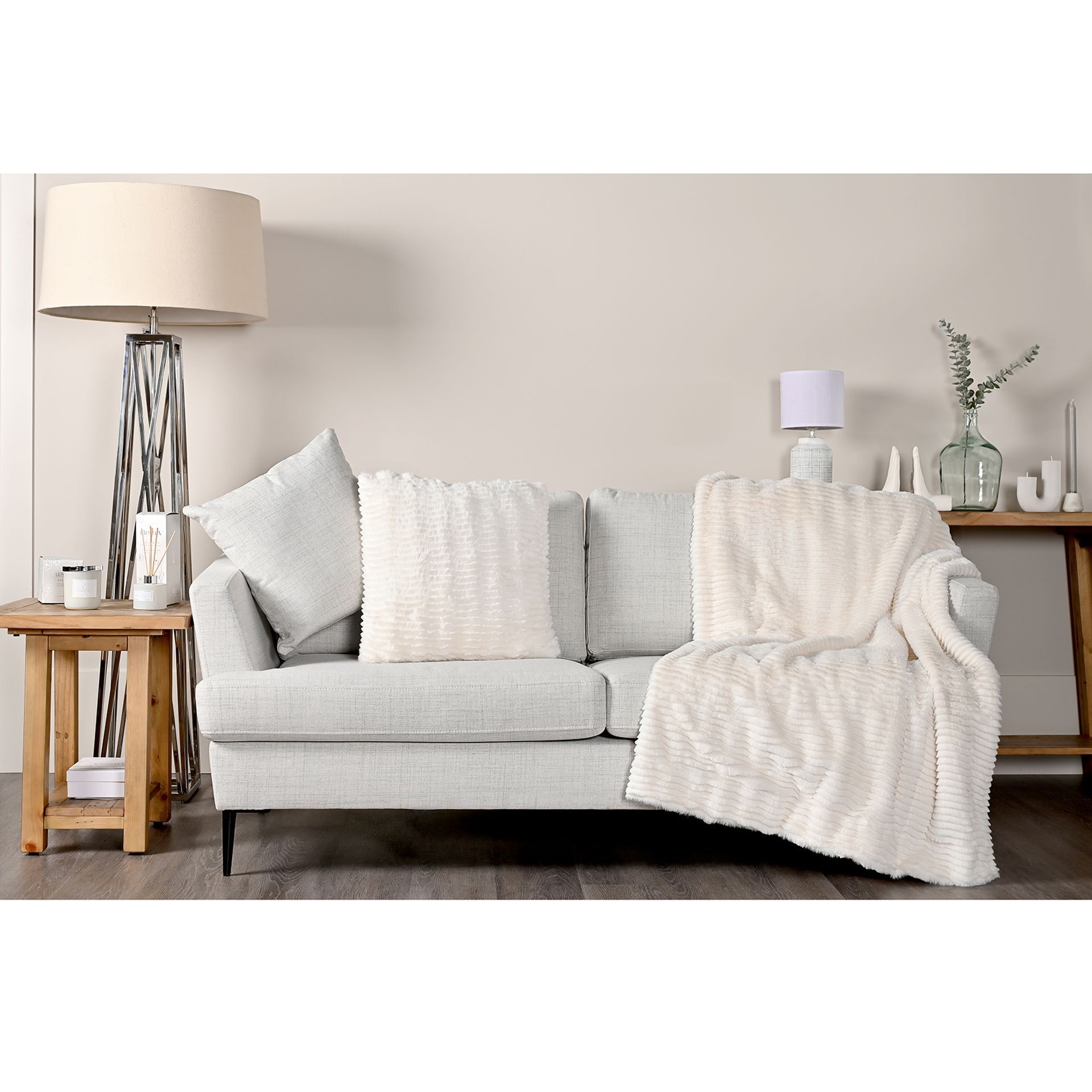 ŚWIECA WOLNOSTOJĄCA kształt litery U, biała, prążkowana faktura, minimalistyczna, piękna ŚWIECA WOLNOSTOJĄCA kształt litery U, biała, prążkowana faktura, minimalistyczna, piękna