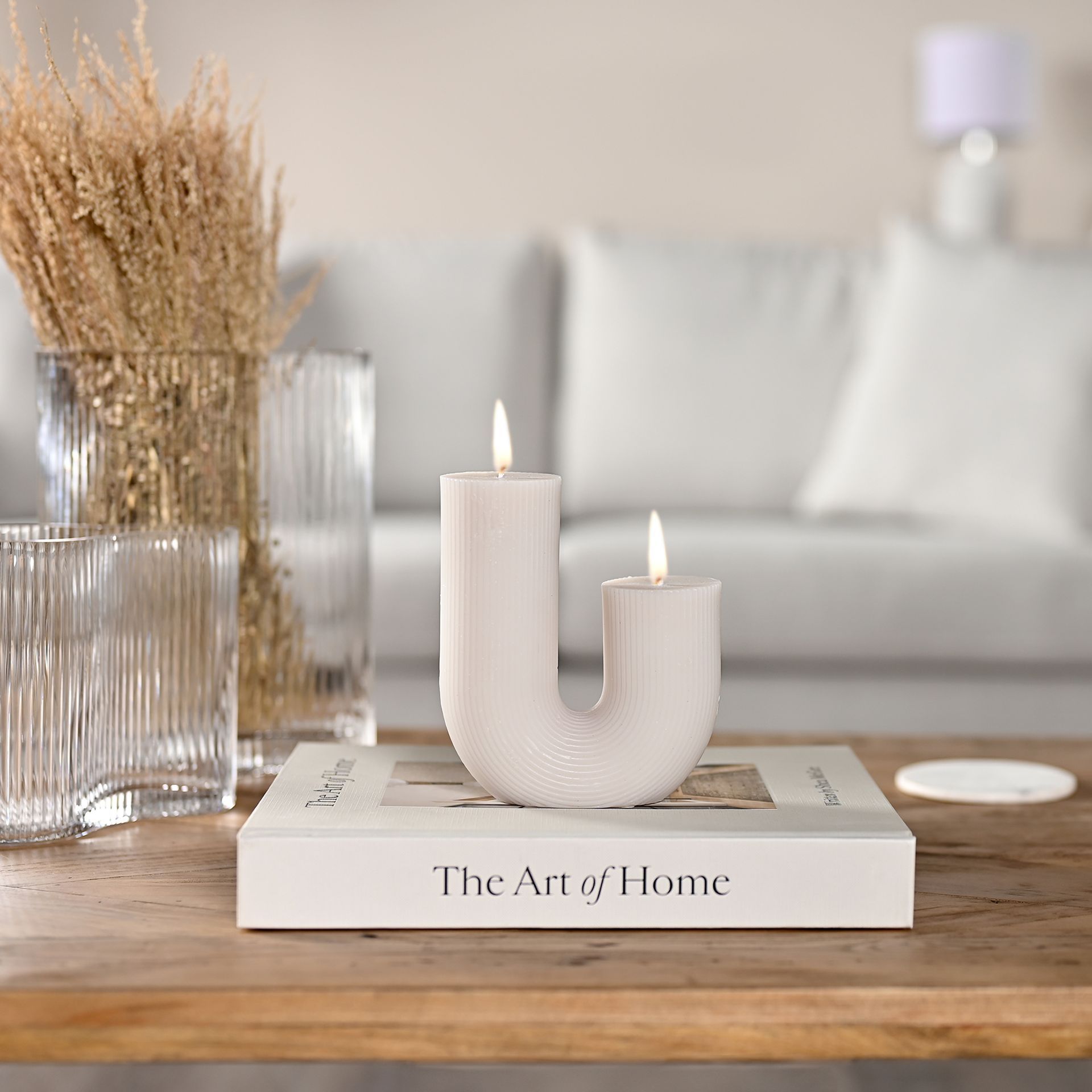 ŚWIECA WOLNOSTOJĄCA kształt litery U, biała, prążkowana faktura, minimalistyczna ŚWIECA WOLNOSTOJĄCA kształt litery U, biała, prążkowana faktura, minimalistyczna