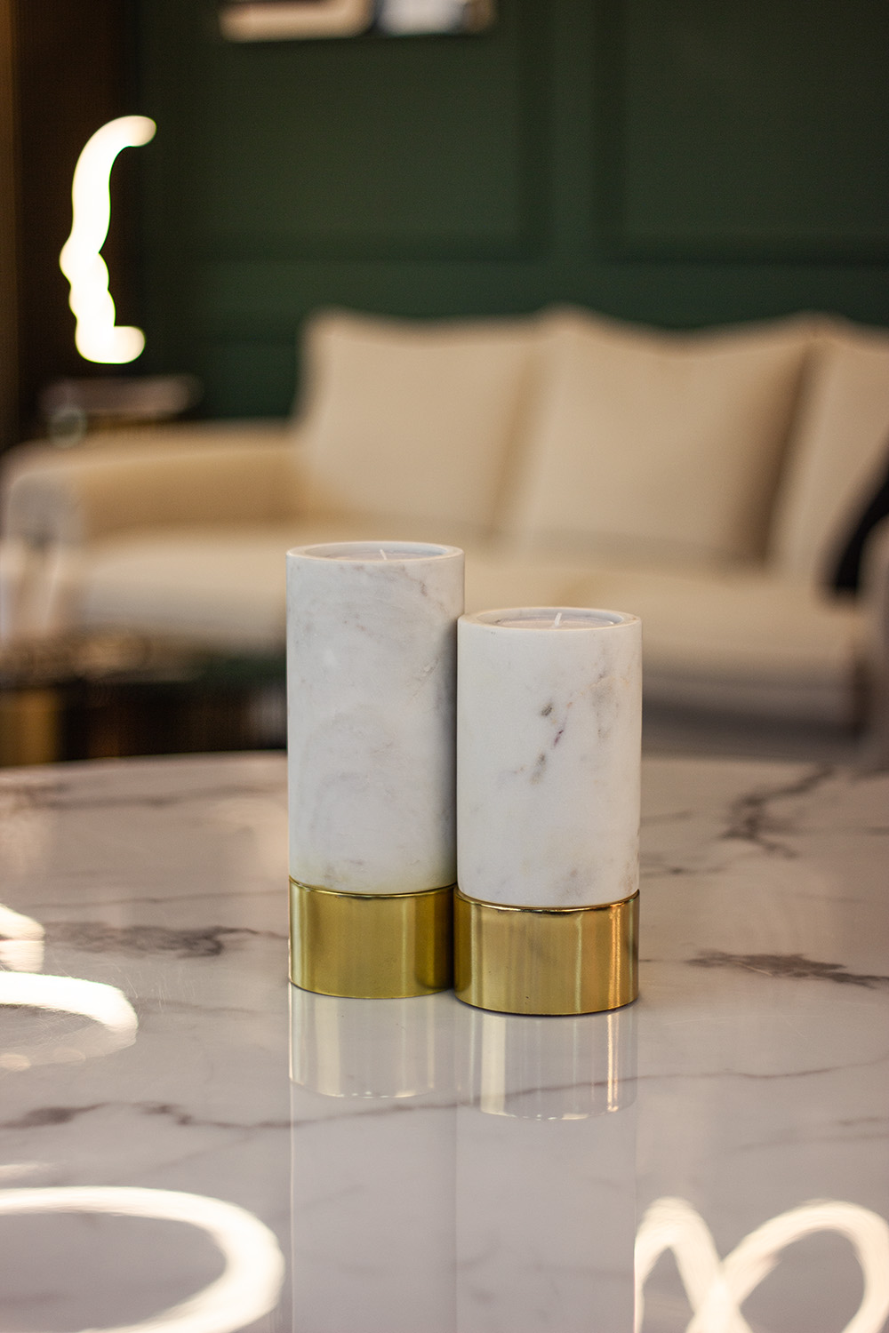 ŚWIECZNIK okrągły, złota podstawa, biały marmurowy korpus, styl glamour