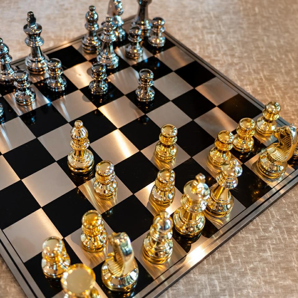 SZACHY z żywicy, pinki w kolorze złota i czarnego chromu, elegancki styl, prestiżowe SZACHY z żywicy, pinki w kolorze złota i czarnego chromu, elegancki styl, prestiżowe