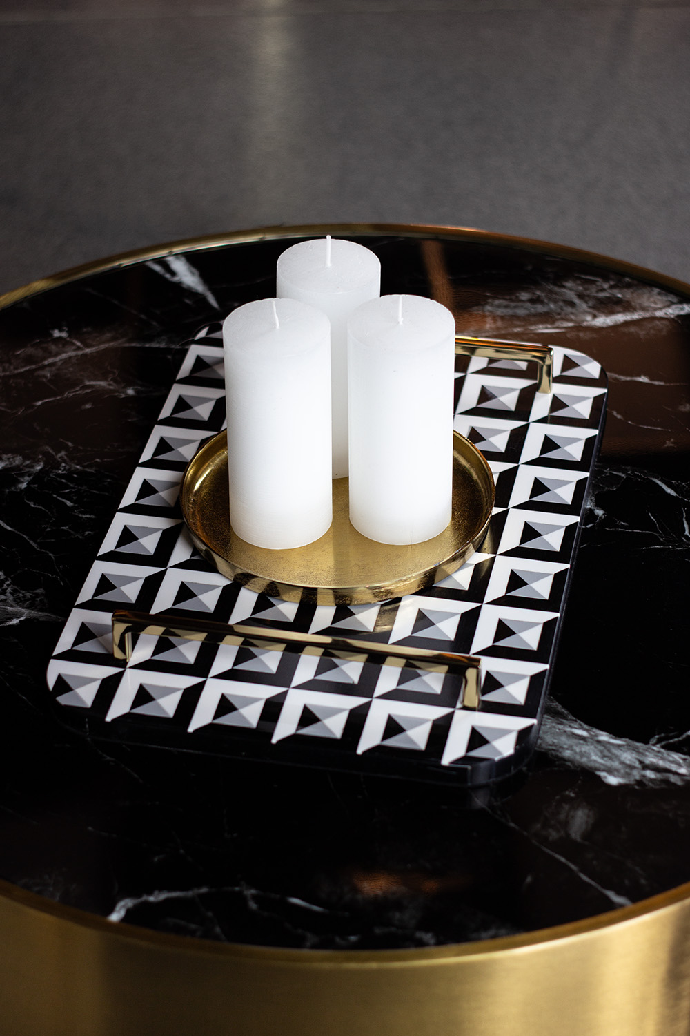 TACA DEKORACYJNA z żywicy, biało-czarna ze złotymi uchwytami, ekskluzywna, piękna