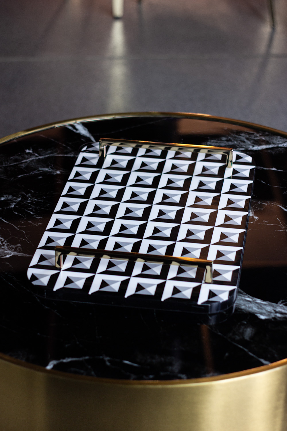 TACA DEKORACYJNA z żywicy, biało-czarna ze złotymi uchwytami, ekskluzywna