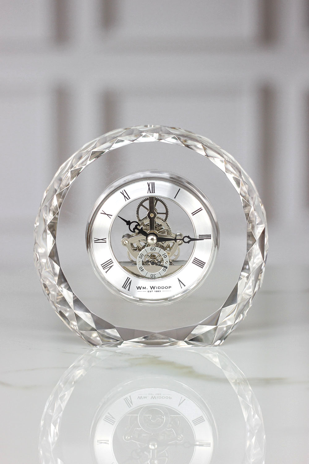 ZEGAR STOJĄCY kryształowy, srebrny tarcza, otwarty mechanizm, styl glamour ZEGAR STOJĄCY kryształowy, srebrny tarcza, otwarty mechanizm, styl glamour