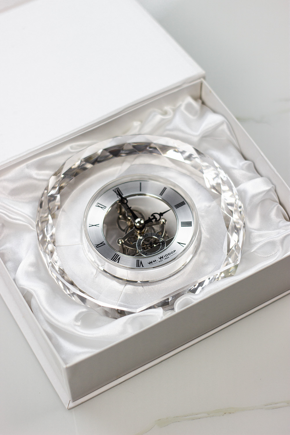 ZEGAR STOJĄCY kryształowy, srebrny tarcza, otwarty mechanizm, styl glamour, kominkowy ZEGAR STOJĄCY kryształowy, srebrny tarcza, otwarty mechanizm, styl glamour, kominkowy