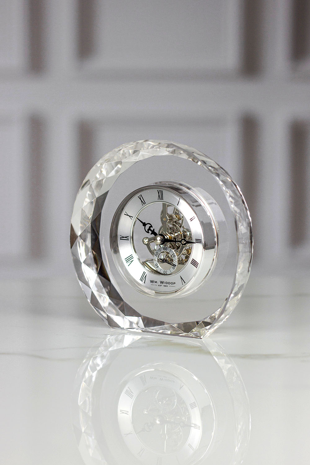 ZEGAR STOJĄCY kryształowy, srebrny tarcza, otwarty mechanizm, styl glamour, piękny ZEGAR STOJĄCY kryształowy, srebrny tarcza, otwarty mechanizm, styl glamour, piękny