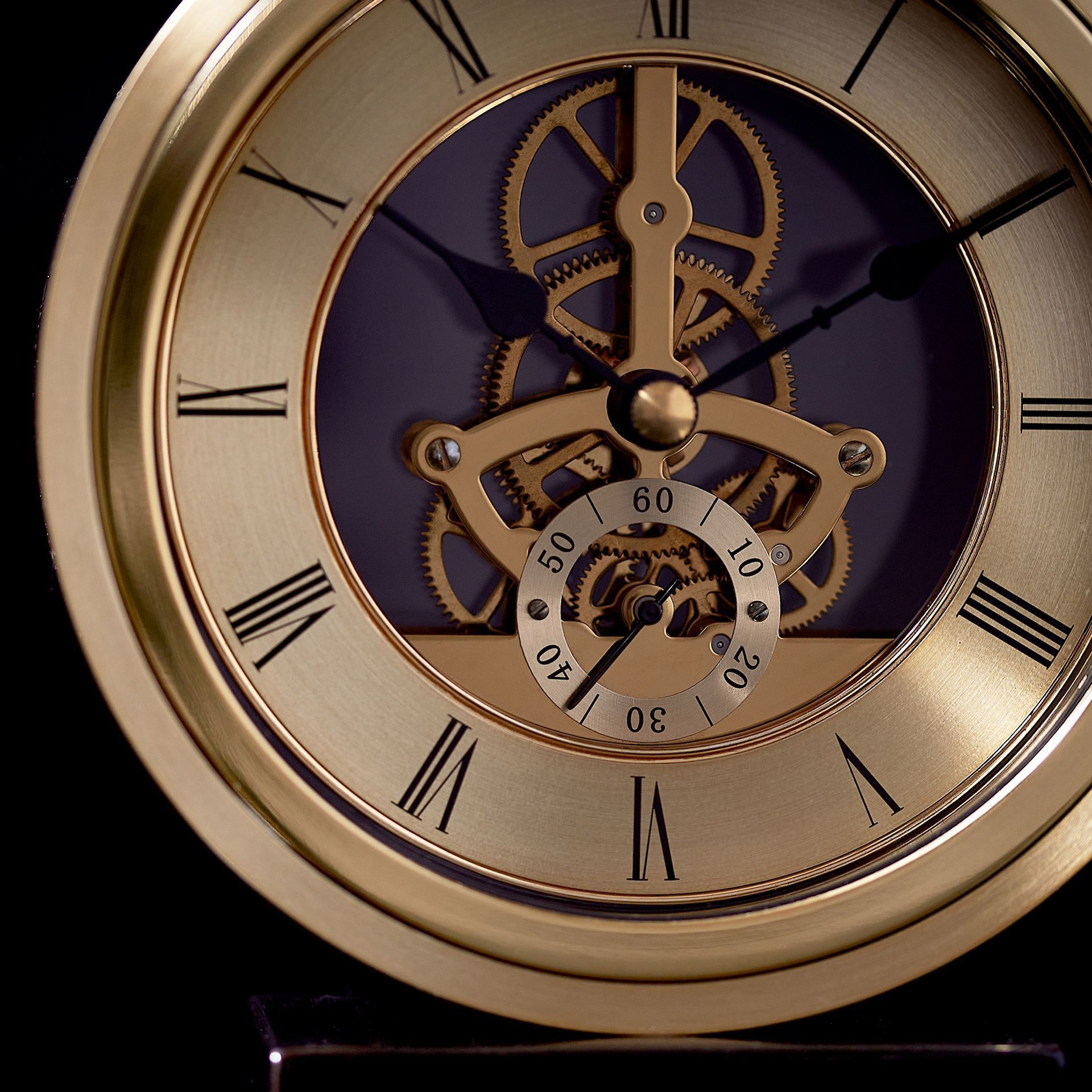 ZEGAR STOJĄCY okrągły, złoty, na czarnej podstawie, z widocznym mechanizmem, glamour, na komodę ZEGAR STOJĄCY okrągły, złoty, na czarnej podstawie, z widocznym mechanizmem, glamour, na komodę