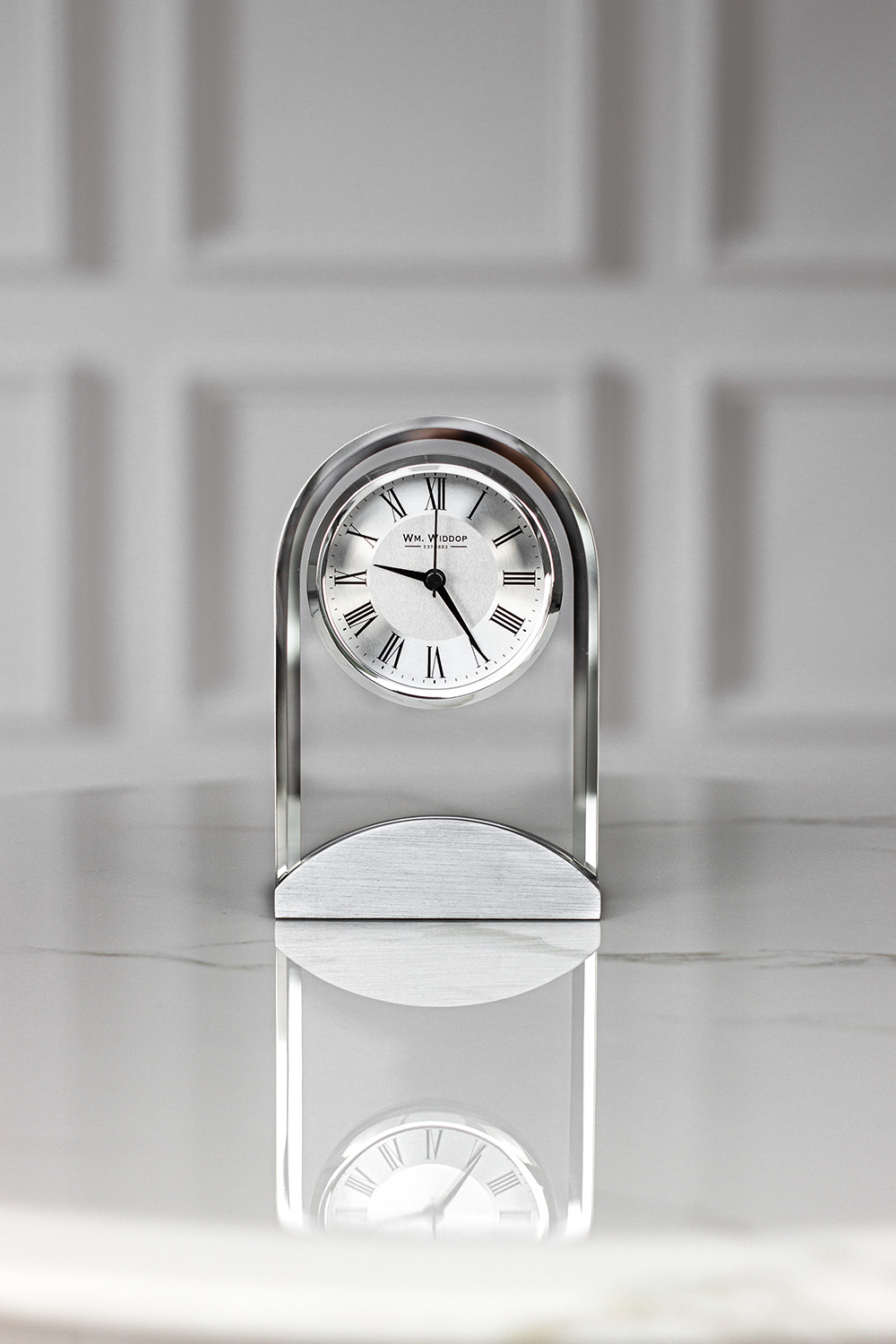 ZEGAR STOJĄCY z aluminiową, srebrną podstawą, szklany panel, klasyczny styl ZEGAR STOJĄCY z aluminiową, srebrną podstawą, szklany panel, klasyczny styl