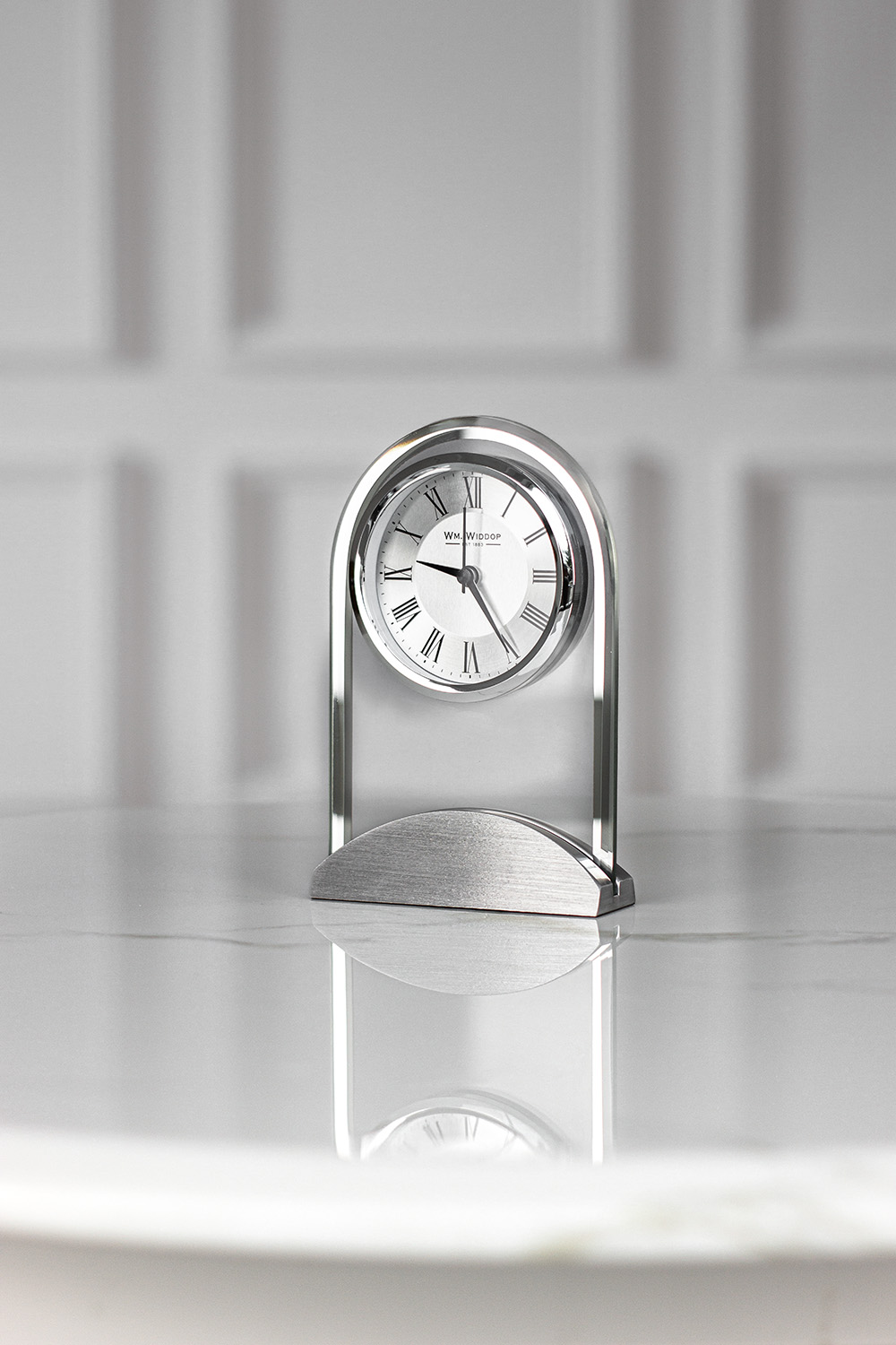 ZEGAR STOJĄCY z aluminiową, srebrną podstawą, szklany panel, klasyczny styl, wyjątkowy ZEGAR STOJĄCY z aluminiową, srebrną podstawą, szklany panel, klasyczny styl, wyjątkowy