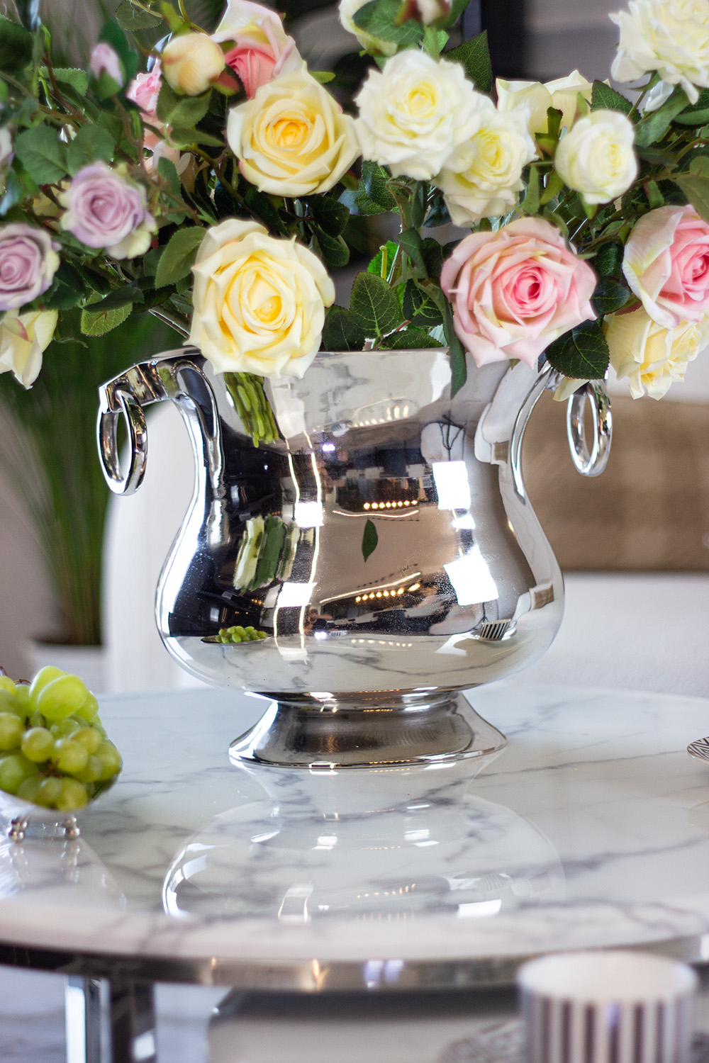 COOLER metalowy w srebrnym wydaniu, elegancki kształt, z uchwytami, wysoki połysk, piękny COOLER metalowy w srebrnym wydaniu, elegancki kształt, z uchwytami, wysoki połysk, piękny