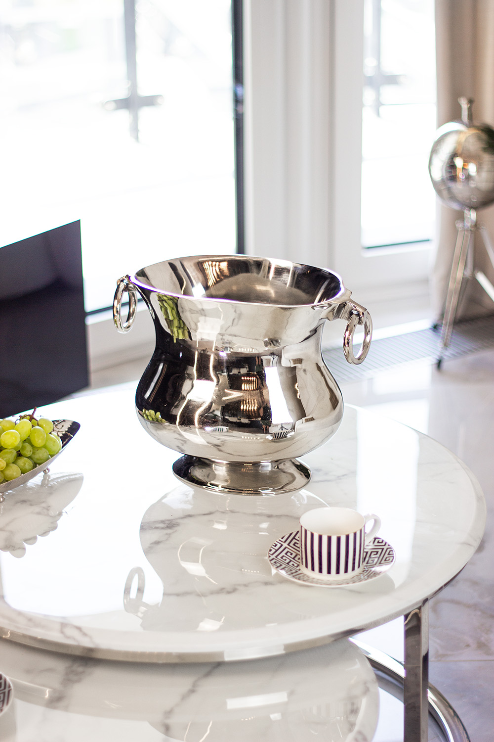 COOLER metalowy w srebrnym wydaniu, elegancki kształt, z uchwytami, wysoki połysk, wyjątkowy COOLER metalowy w srebrnym wydaniu, elegancki kształt, z uchwytami, wysoki połysk, wyjątkowy