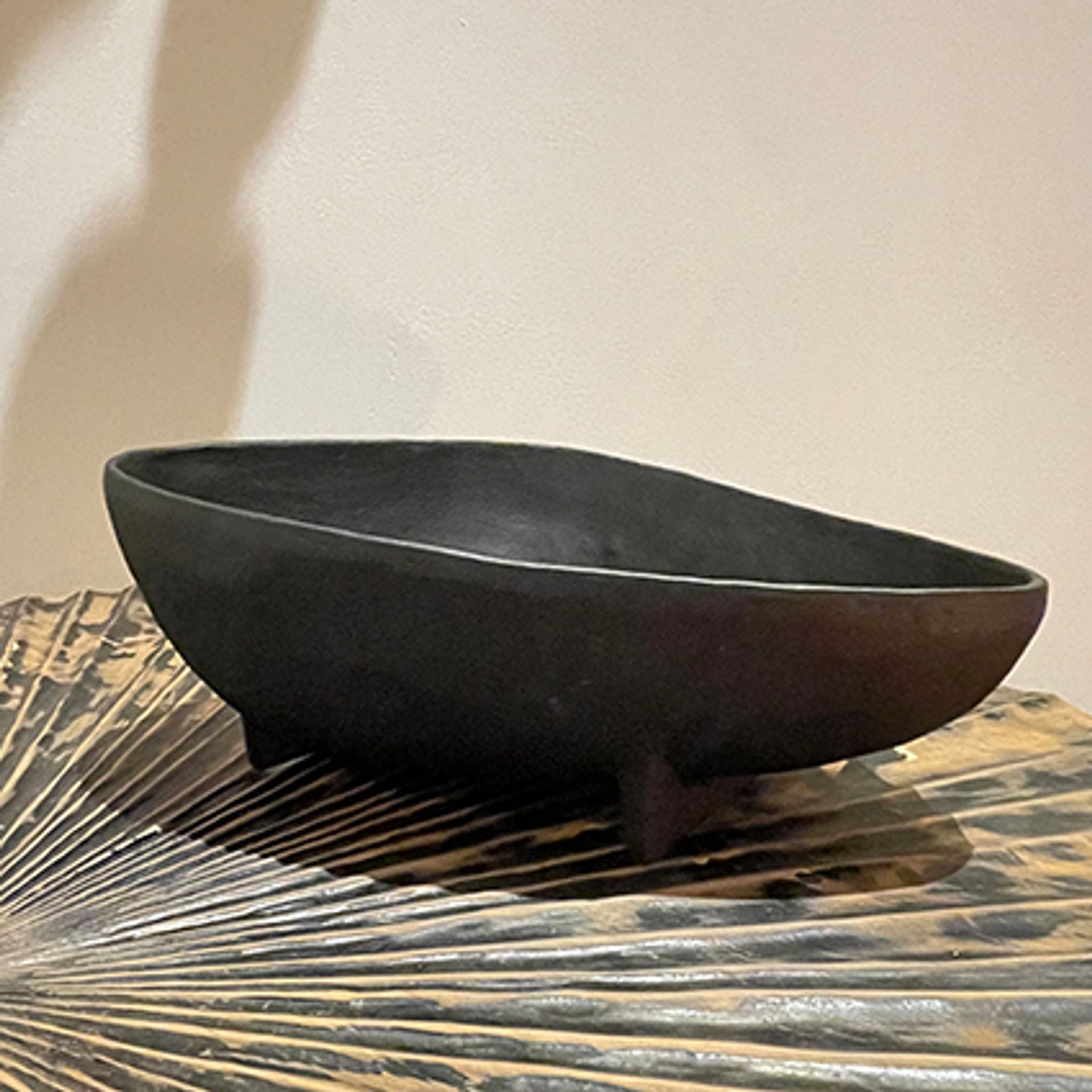 MISA dekoracyjna trójkątna o zaokrąglonych rogach, czarne aluminium, elegancka, designerska MISA dekoracyjna trójkątna o zaokrąglonych rogach, czarne aluminium, elegancka, designerska