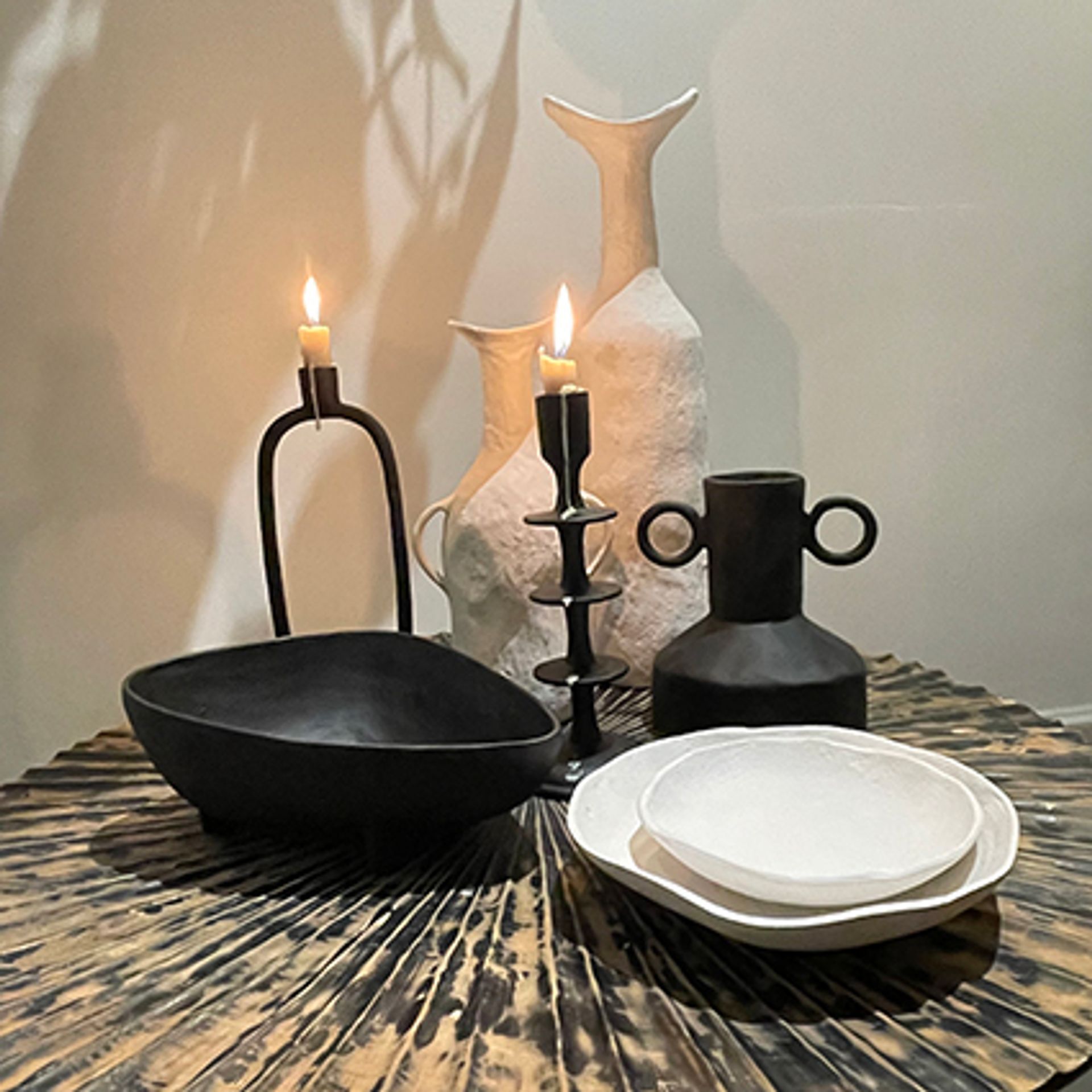 MISA dekoracyjna trójkątna o zaokrąglonych rogach, czarne aluminium, elegancka, najwyższa jakość MISA dekoracyjna trójkątna o zaokrąglonych rogach, czarne aluminium, elegancka, najwyższa jakość