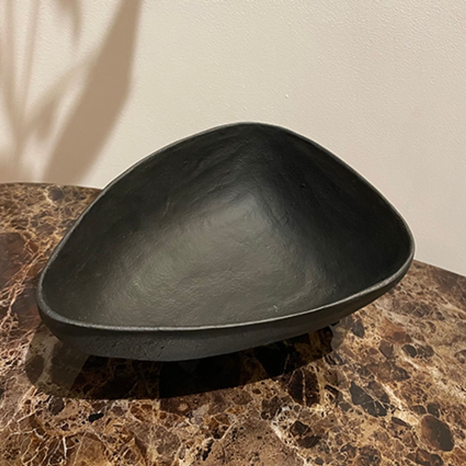 MISA dekoracyjna trójkątna o zaokrąglonych rogach, czarne aluminium, elegancka, trwała MISA dekoracyjna trójkątna o zaokrąglonych rogach, czarne aluminium, elegancka, trwała