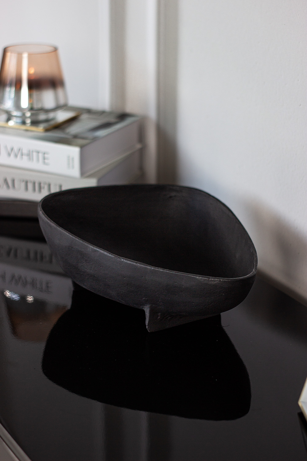 MISA dekoracyjna trójkątna o zaokrąglonych rogach, czarne aluminium, elegancka, wyjątkowa MISA dekoracyjna trójkątna o zaokrąglonych rogach, czarne aluminium, elegancka, wyjątkowa