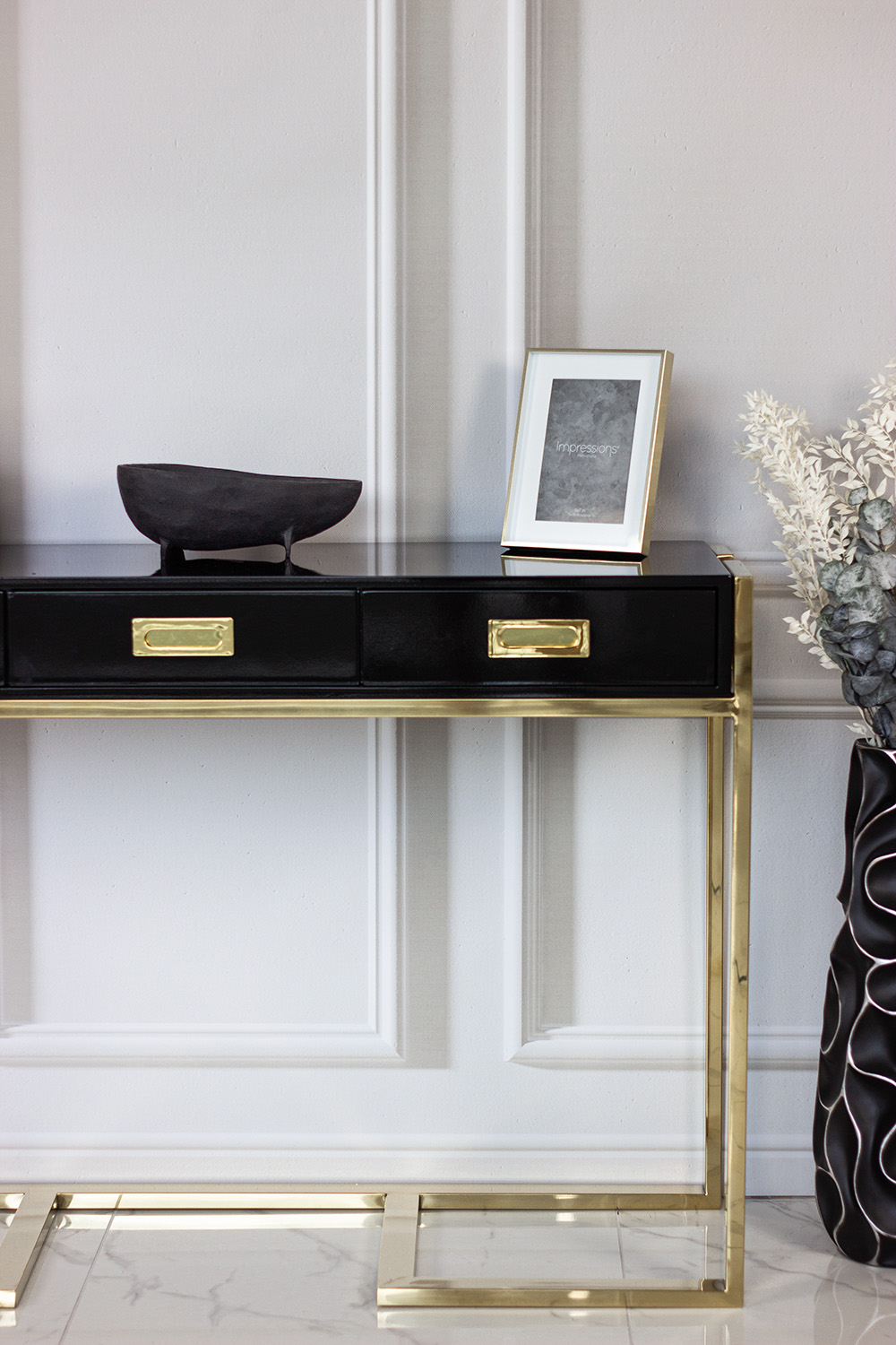 MISA dekoracyjna trójkątna o zaokrąglonych rogach, czarne aluminium, elegancka MISA dekoracyjna trójkątna o zaokrąglonych rogach, czarne aluminium, elegancka