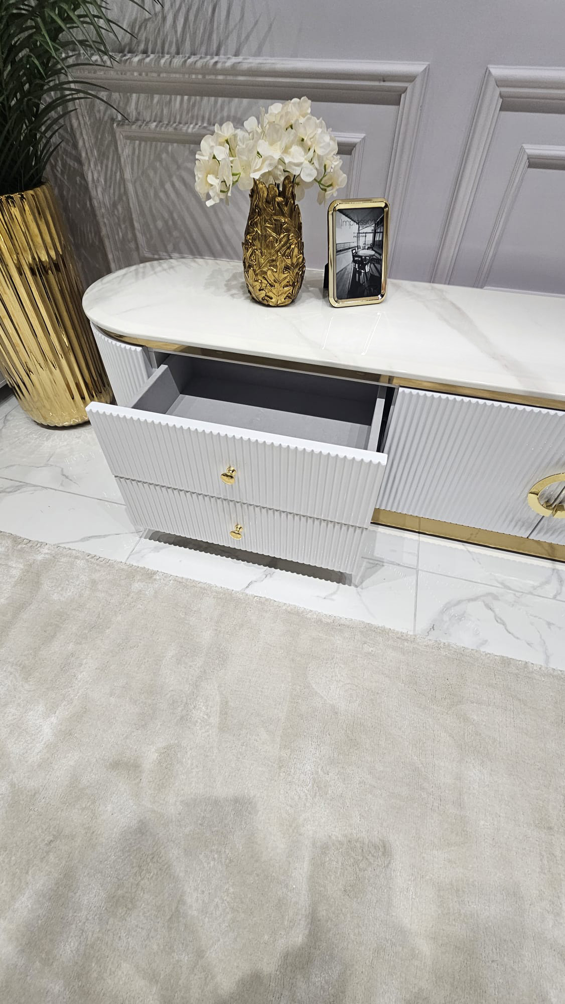 SZAFKA RTV Anne biała, ryflowana, złote metalowe dodatki, biały blat z konglomeratu marmurowego, styl glamour, ekskluzywna SZAFKA RTV Anne biała, ryflowana, złote metalowe dodatki, biały blat z konglomeratu marmurowego, styl glamour, ekskluzywna