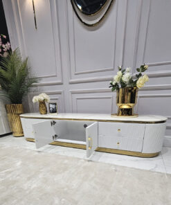 SZAFKA RTV Anne biała, ryflowana, złote metalowe dodatki, biały blat z konglomeratu marmurowego, styl glamour, piękna
