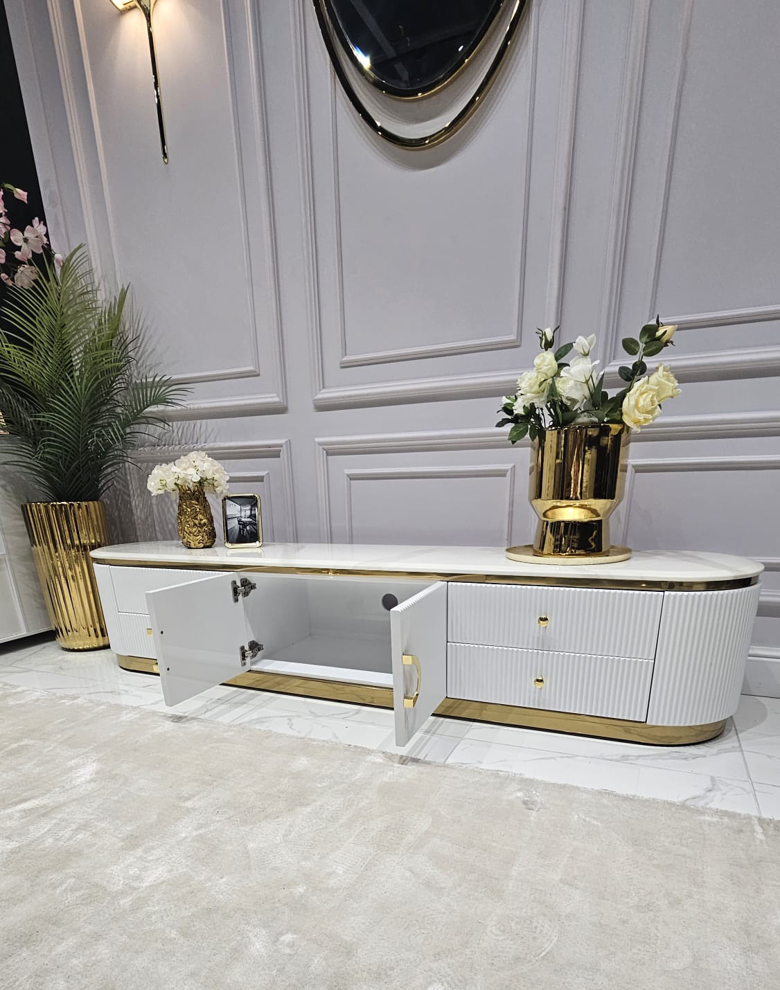 SZAFKA RTV Anne biała, ryflowana, złote metalowe dodatki, biały blat z konglomeratu marmurowego, styl glamour, piękna SZAFKA RTV Anne biała, ryflowana, złote metalowe dodatki, biały blat z konglomeratu marmurowego, styl glamour, piękna