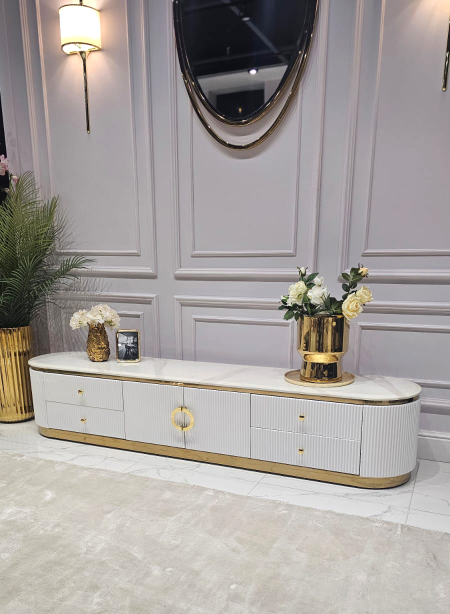 SZAFKA RTV Anne biała, ryflowana, złote metalowe dodatki, biały blat z konglomeratu marmurowego, styl glamour SZAFKA RTV Anne biała, ryflowana, złote metalowe dodatki, biały blat z konglomeratu marmurowego, styl glamour